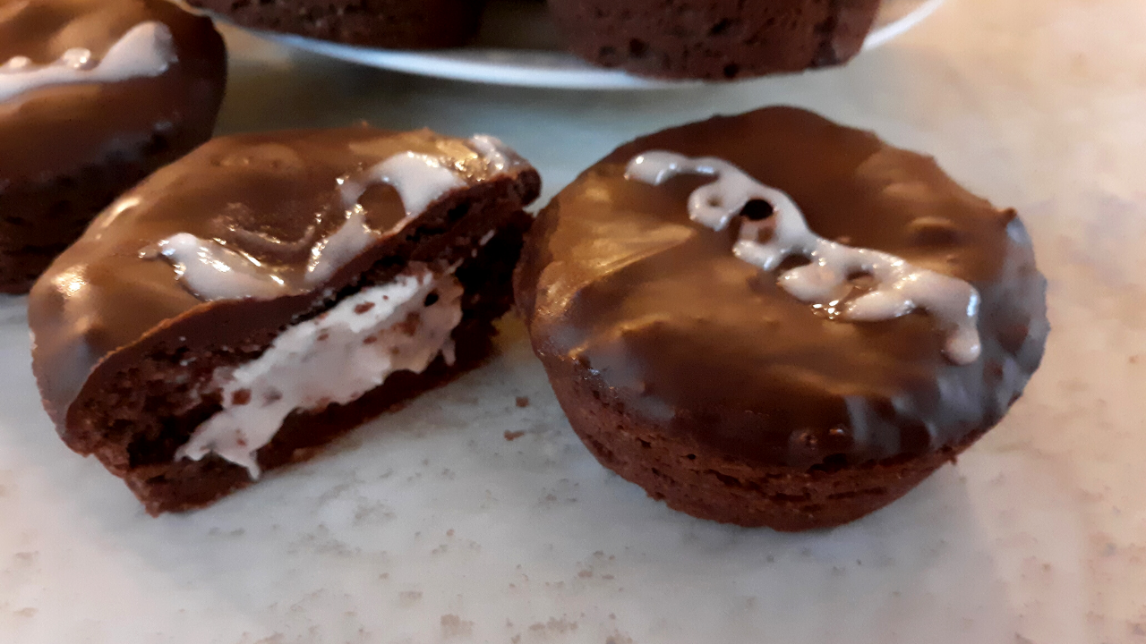 Super Easy Keto Hostess Style Chocolate Cupcakes