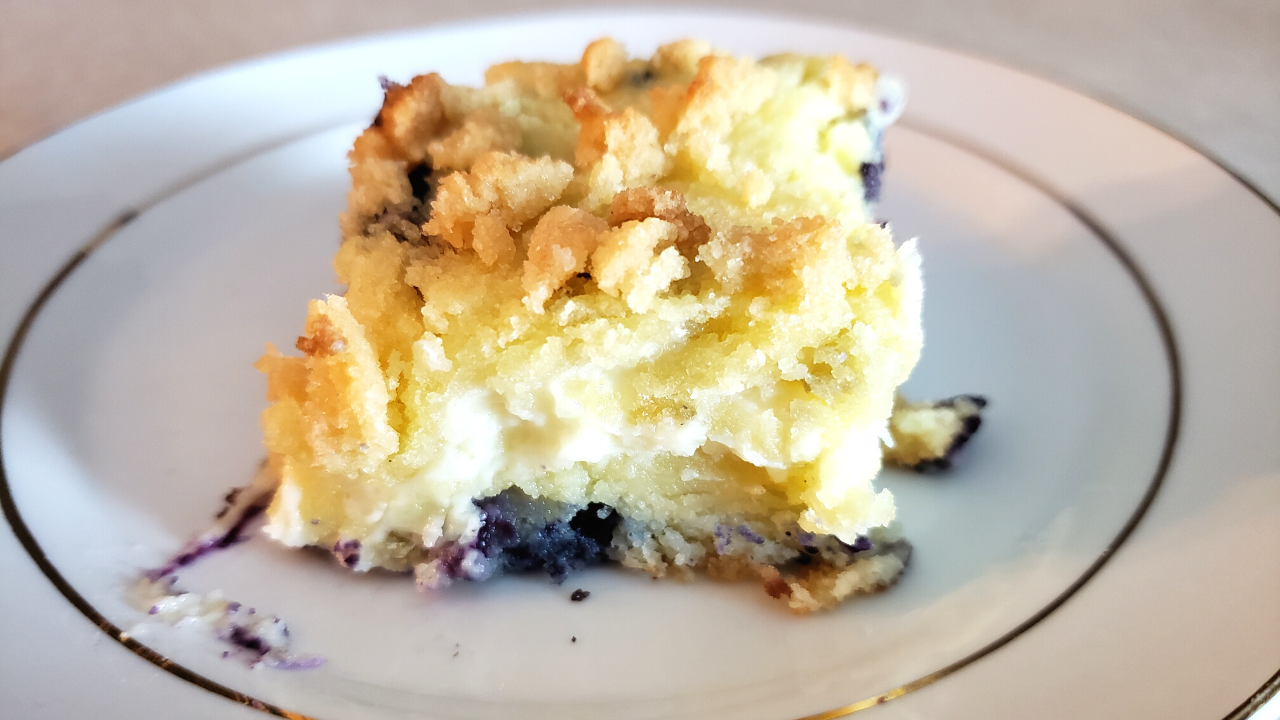 Streusel Blueberry Coffee Cake (Easy Recipe) - Momsdish